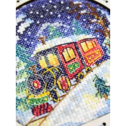 Cross-stich on wooden base "Snow globe. Winter train" 14*11*5 cm SO-156