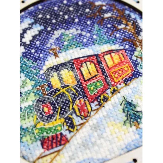 Kreuzstich auf Holzbasis "Schneekugel. Winterzug" 14*11*5 cm SO-156