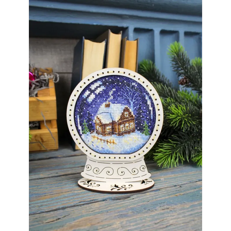 Cross-stich on wooden base "Snow globe. Country house" 14*11*5 cm SO-167