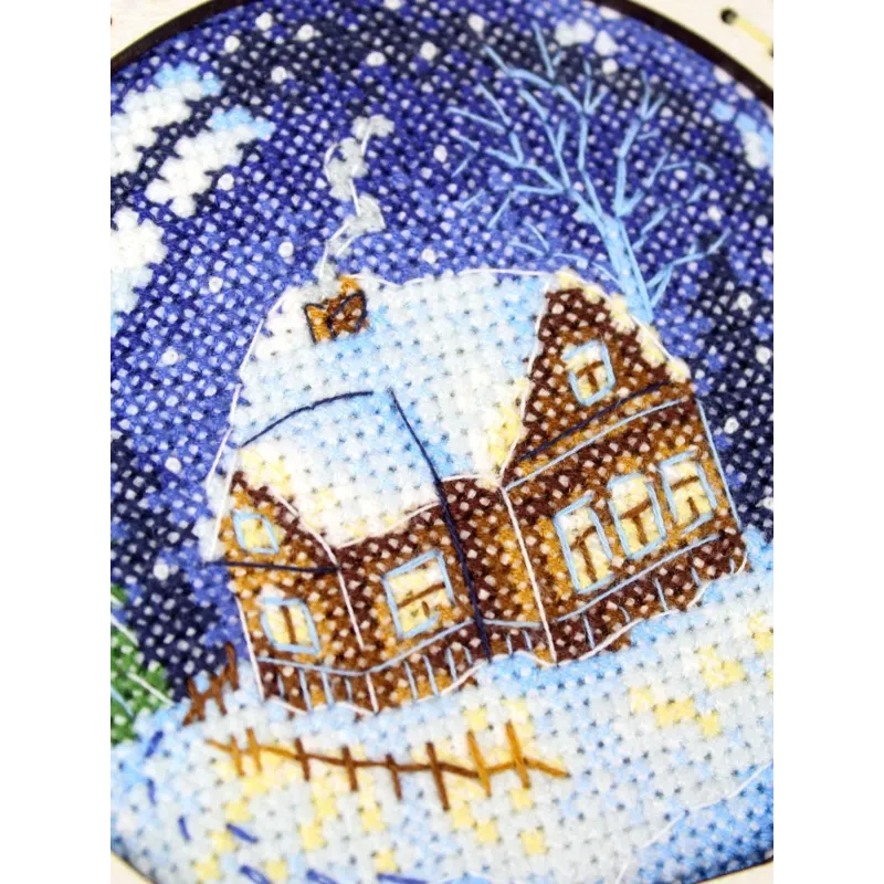Cross-stich on wooden base "Snow globe. Country house" 14*11*5 cm SO-167