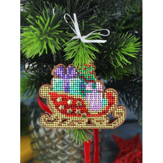 Cross-stich on wooden base "Christmas tree decoration. Festive sleigh" 8*9 cm SO-145