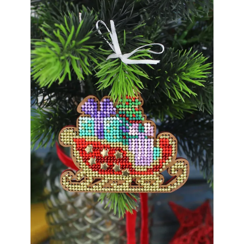 Cross-stich on wooden base "Christmas tree decoration. Festive sleigh" 8*9 cm SO-145