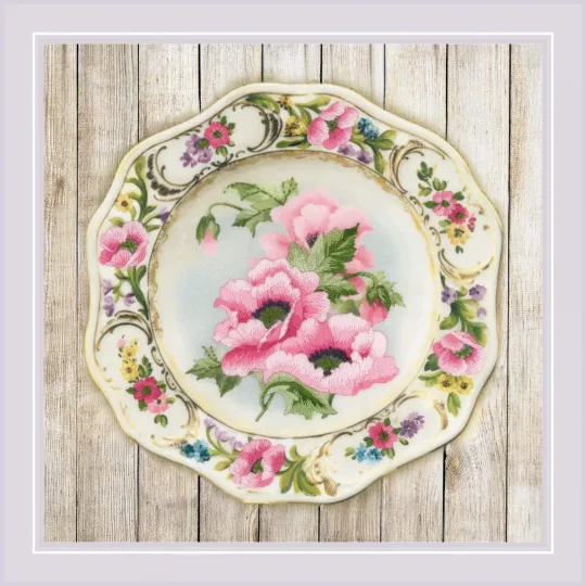 Assiette aux coquelicots roses. Point satin SRPT-0075