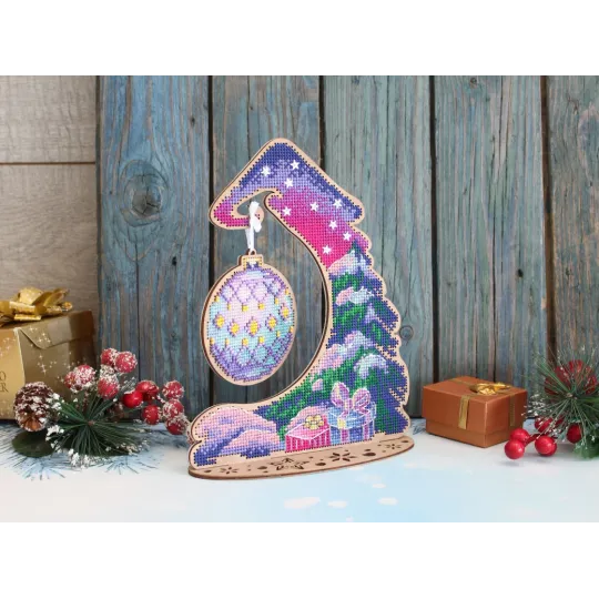 Beauté hivernale. Support avec boule de Noël SO-059