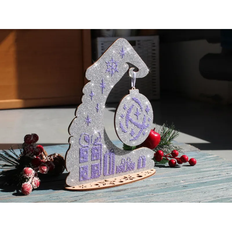 Beauté hivernale. Support avec boule de Noël SO-059