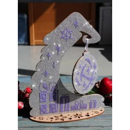 Beauté hivernale. Support avec boule de Noël SO-059