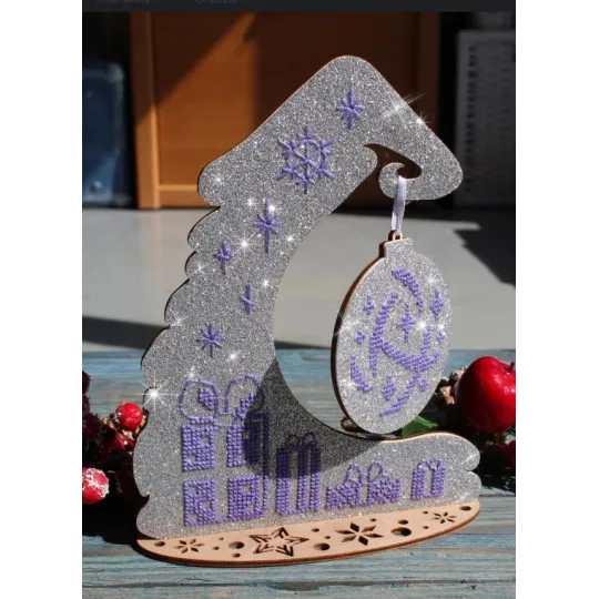 Beauté hivernale. Support avec boule de Noël SO-059