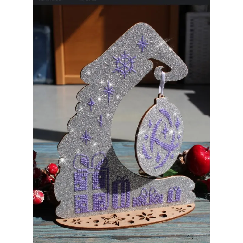 Beauté hivernale. Support avec boule de Noël SO-059