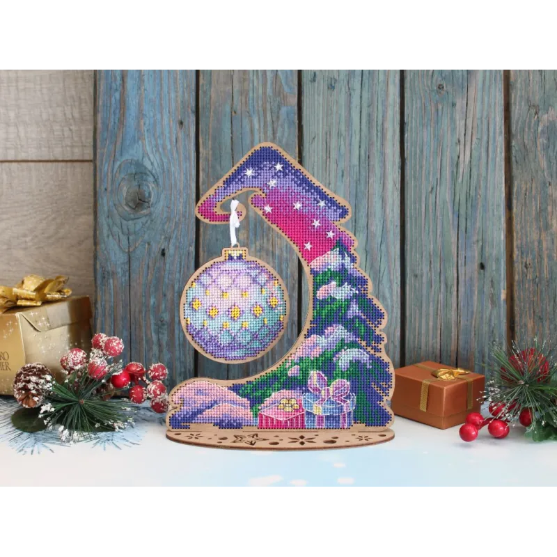 Beauté hivernale. Support avec boule de Noël SO-059