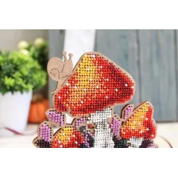 Broderie de perles sur socle en bois "Amanite" SO-074