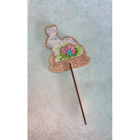 Point de croix sur socle en bois "Lapin de Pâques" SO-083