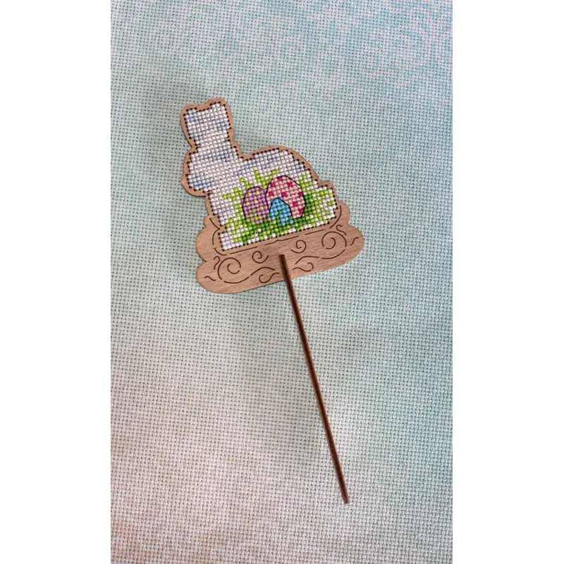 Point de croix sur socle en bois "Lapin de Pâques" SO-083