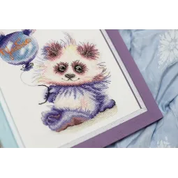 (Nutrauktas) Kryželiu siuvinėjimo rinkinys "Panda su kamuoliu" 16.8 × 13.6 cm S/VK059