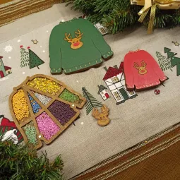 Étui à aiguilles en bois "pull de Noël" KF056/81
