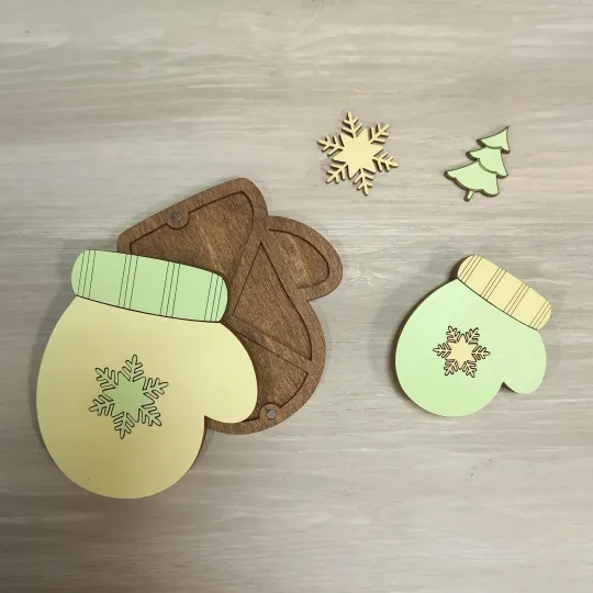 Деревянный игольница "Зеленая варежка" KF056/82