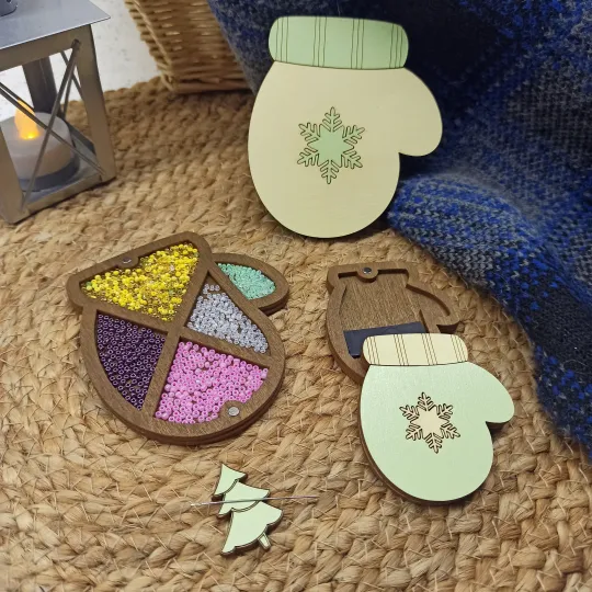 Деревянный игольница "Зеленая варежка" KF056/82