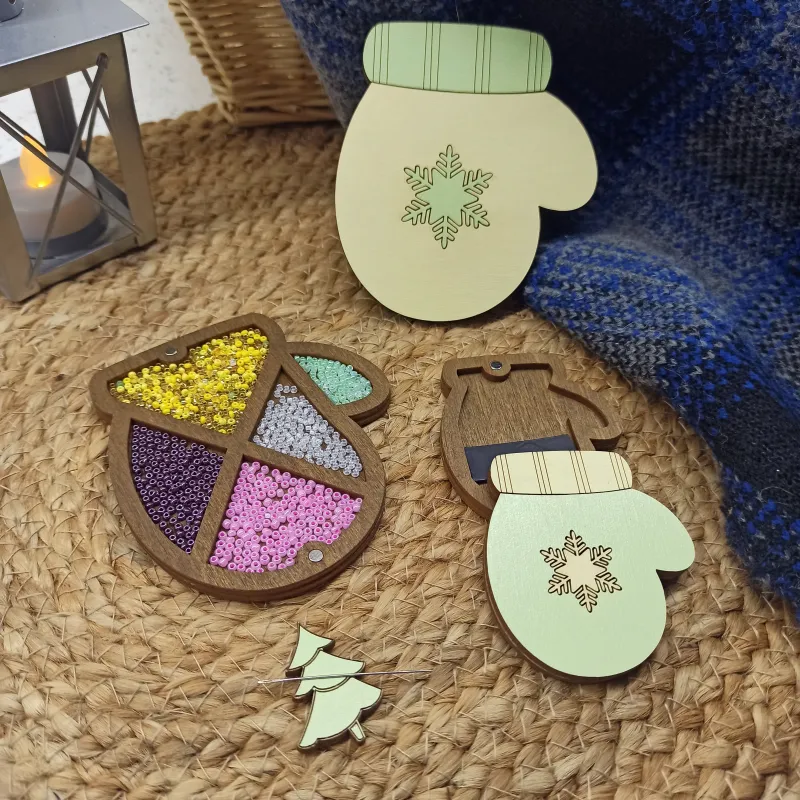 Деревянный игольница "Зеленая варежка" KF056/82